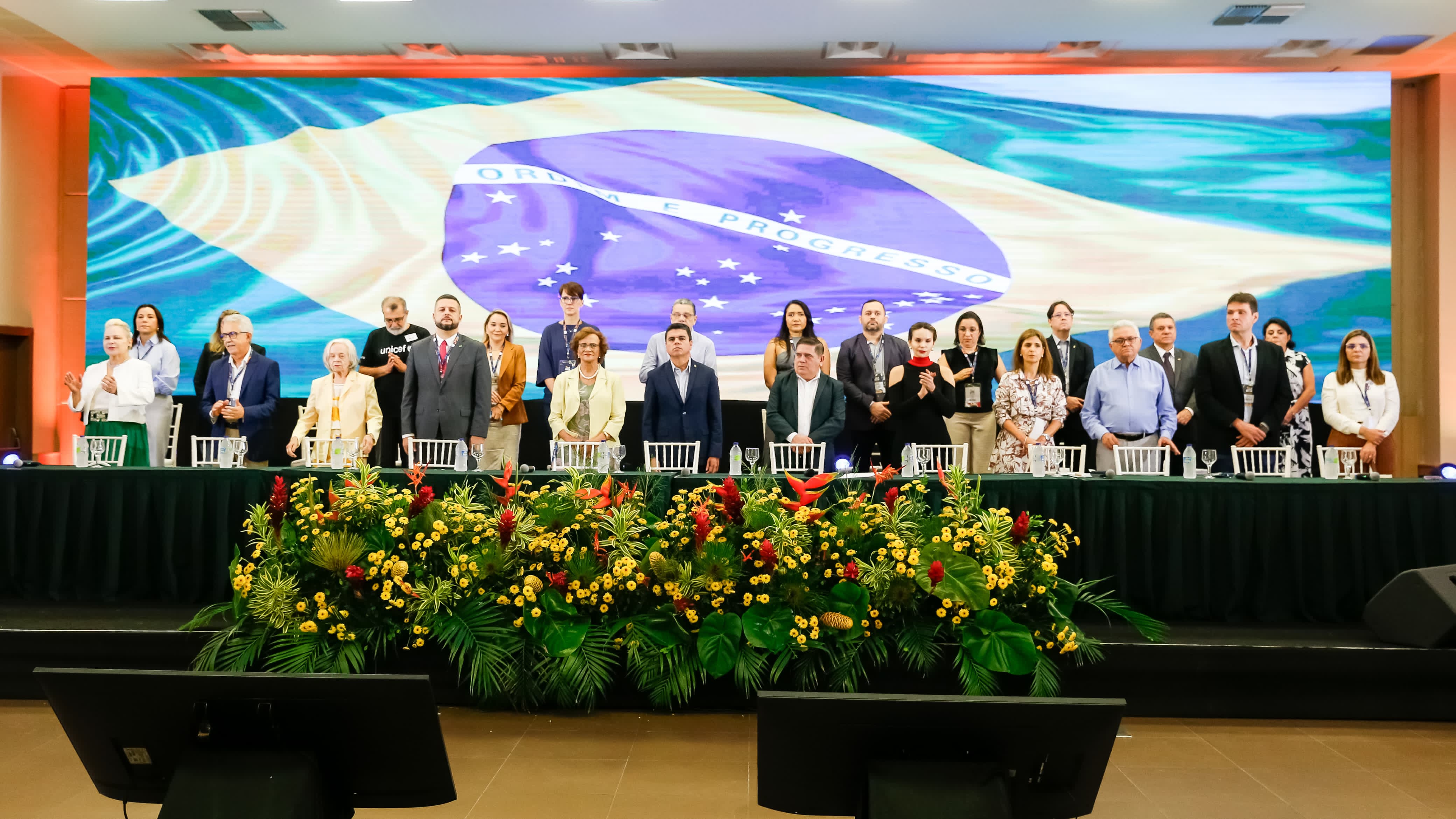 a foto mostra a mes de abertura do congresso
